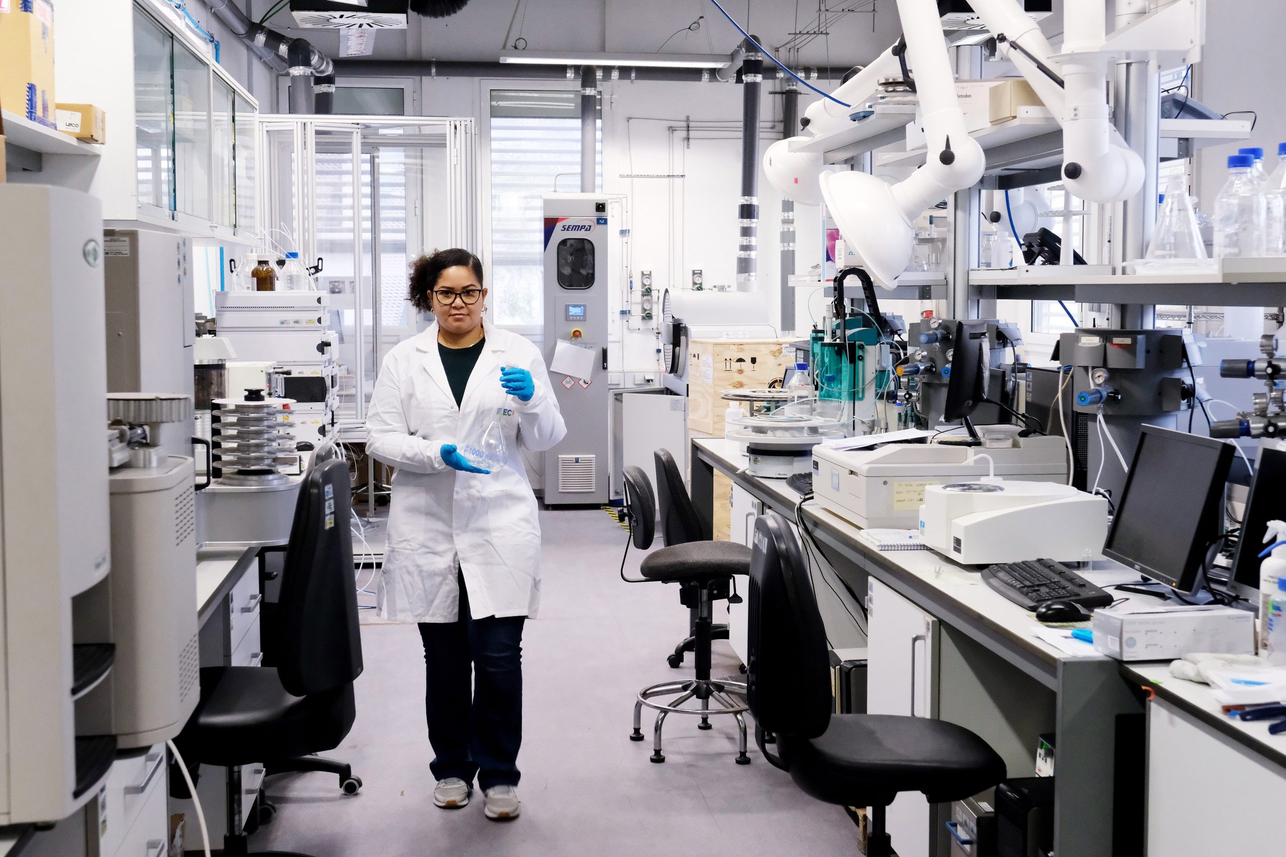 Scientist working in a nanomaterials laboratory, representing integrated research infrastructure for synthesis, characterization and device fabrication, including battery testing, nanoparticle production and advanced material development.