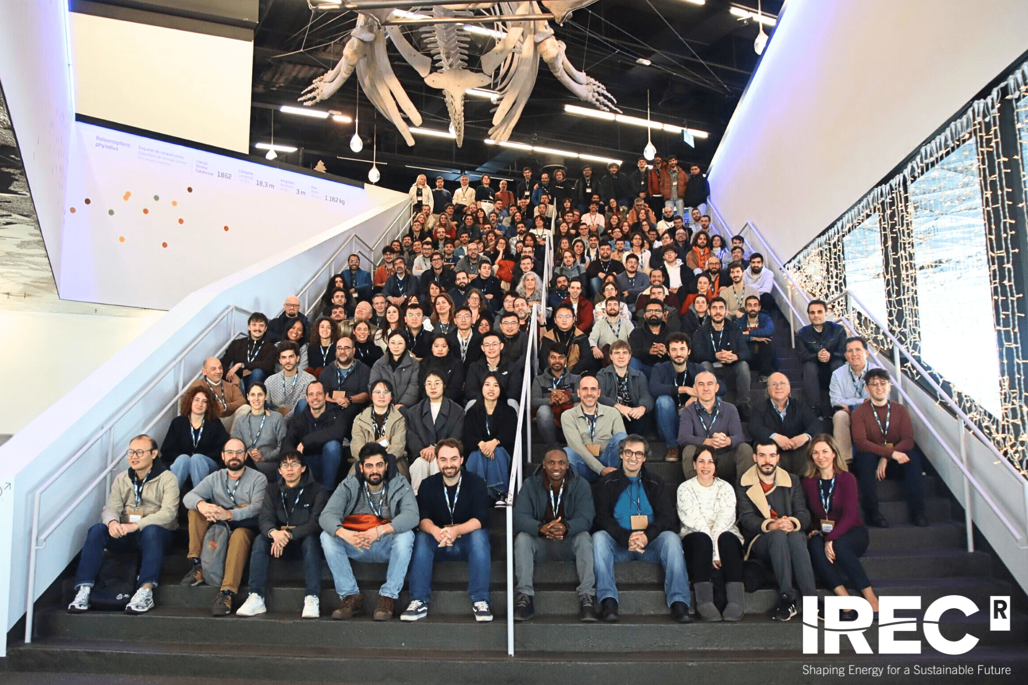 Foto del equipo de IREC en el Institut de Recerca en Energia de Catalunya (Barcelona), mostrando investigadores y profesionales que impulsan la innovación en energías renovables, tecnologías limpias y soluciones sostenibles alineadas con los retos energéticos globales y la competitividad industrial.